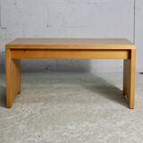 Charlotte Perriand (séléction de ) pour Les Arcs, rare table basse en pin, France,  circa 1960