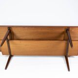 Table basse en teck avec tuiles bleues de design danois des années 1960.