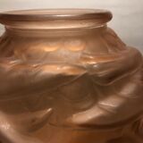 Vase boule style art déco rose en verre pressé moulé