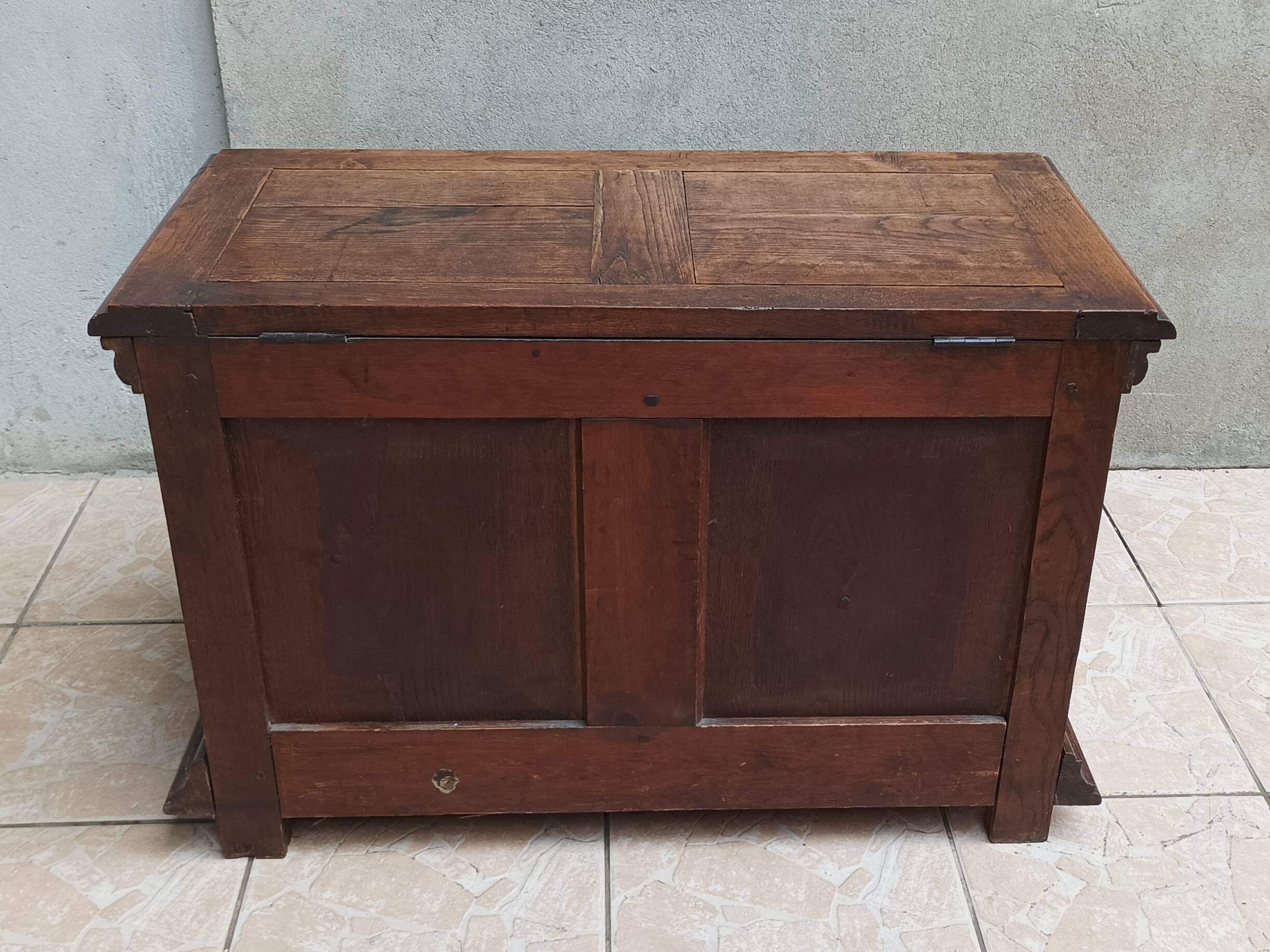 Renaissance oak chest