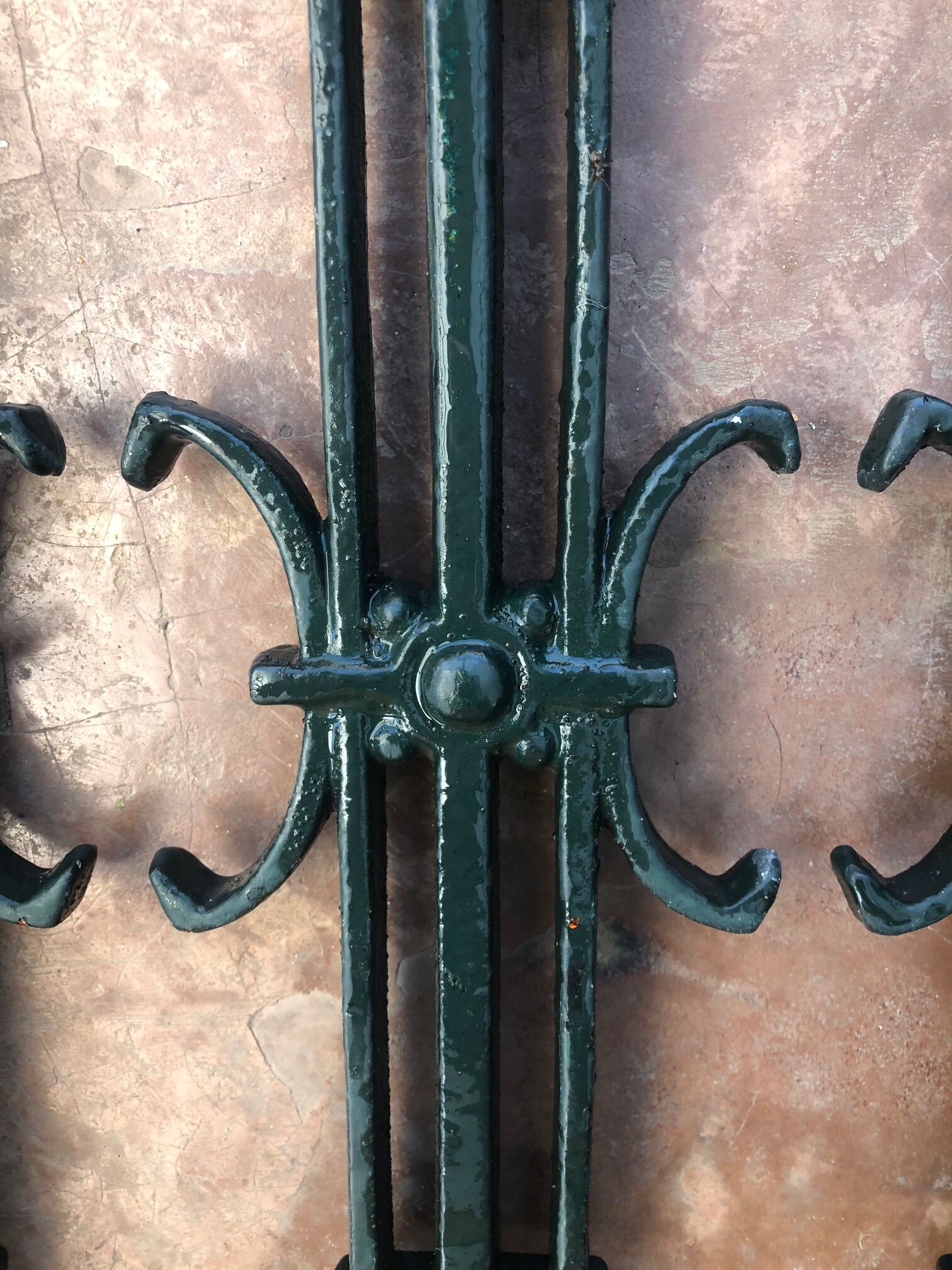 Grille de porte ancienne en fonte