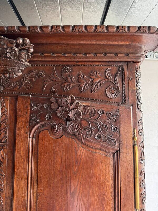 Armoire ancienne à deux portes en bois foncé sculpté à la main, avec poignées en laiton, style Louis XVI