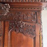 Armoire ancienne à deux portes en bois foncé sculpté à la main, avec poignées en laiton, style Louis XVI