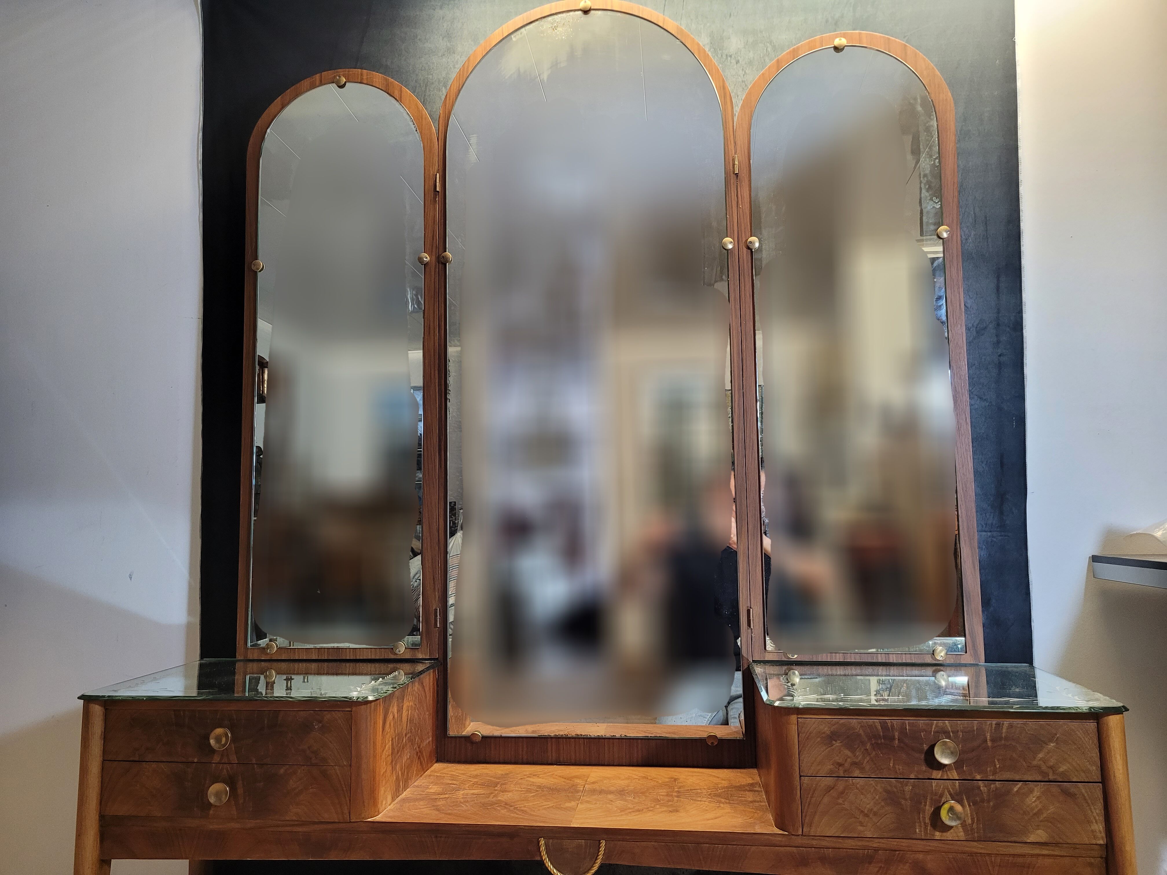 Venetian hairdresser with triptych mirror