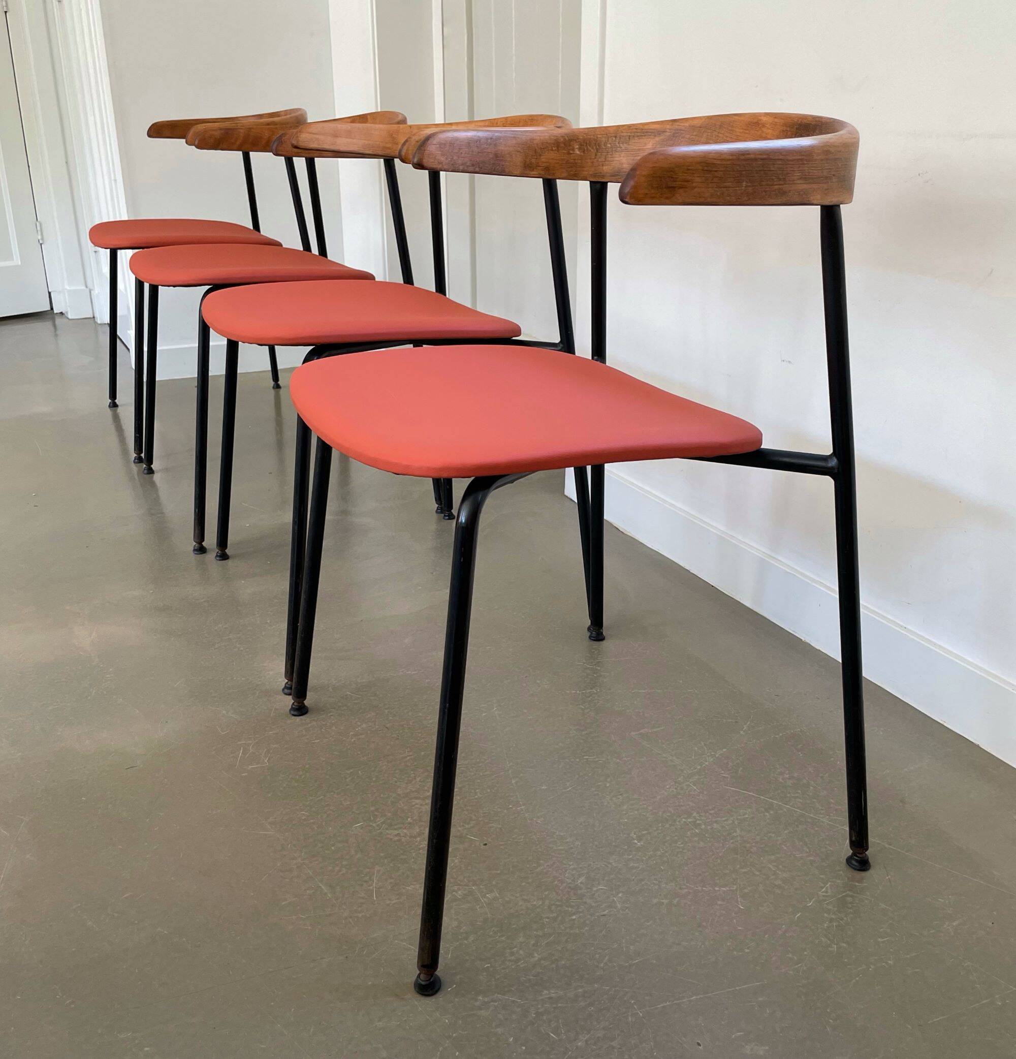 Rare ensemble de 4 chaises C 20, design Terence Conran, années 1960.