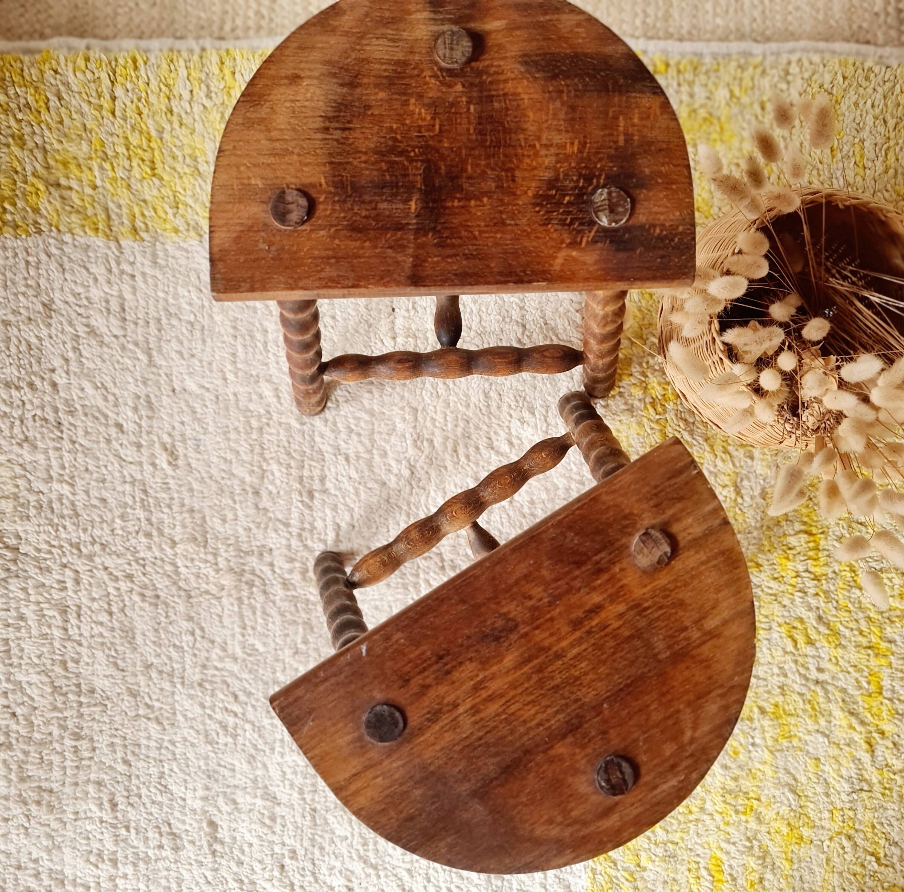 Tabourets tripodes en bois tourné - plateau demi lune