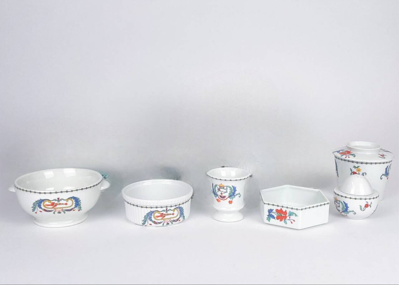 Service de table en porcelaine de Paris modèle décor Pavot, 21 pièces