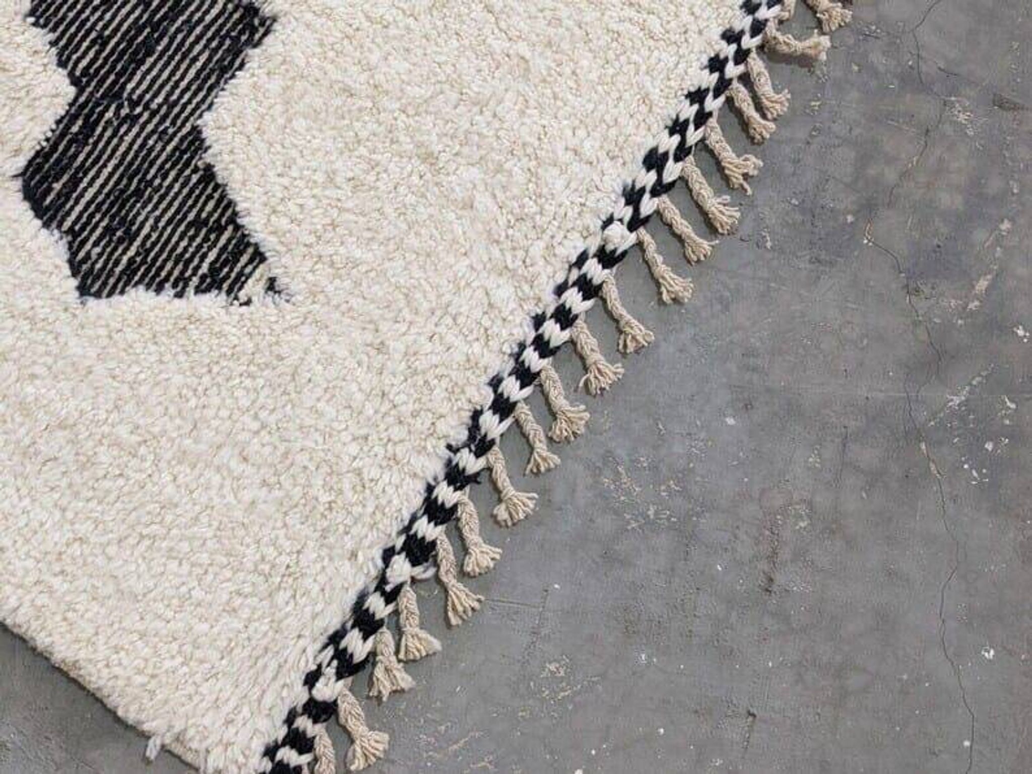 Beni Ourain carpet from the Atlas, made with traditional artisanal craftsmanship.