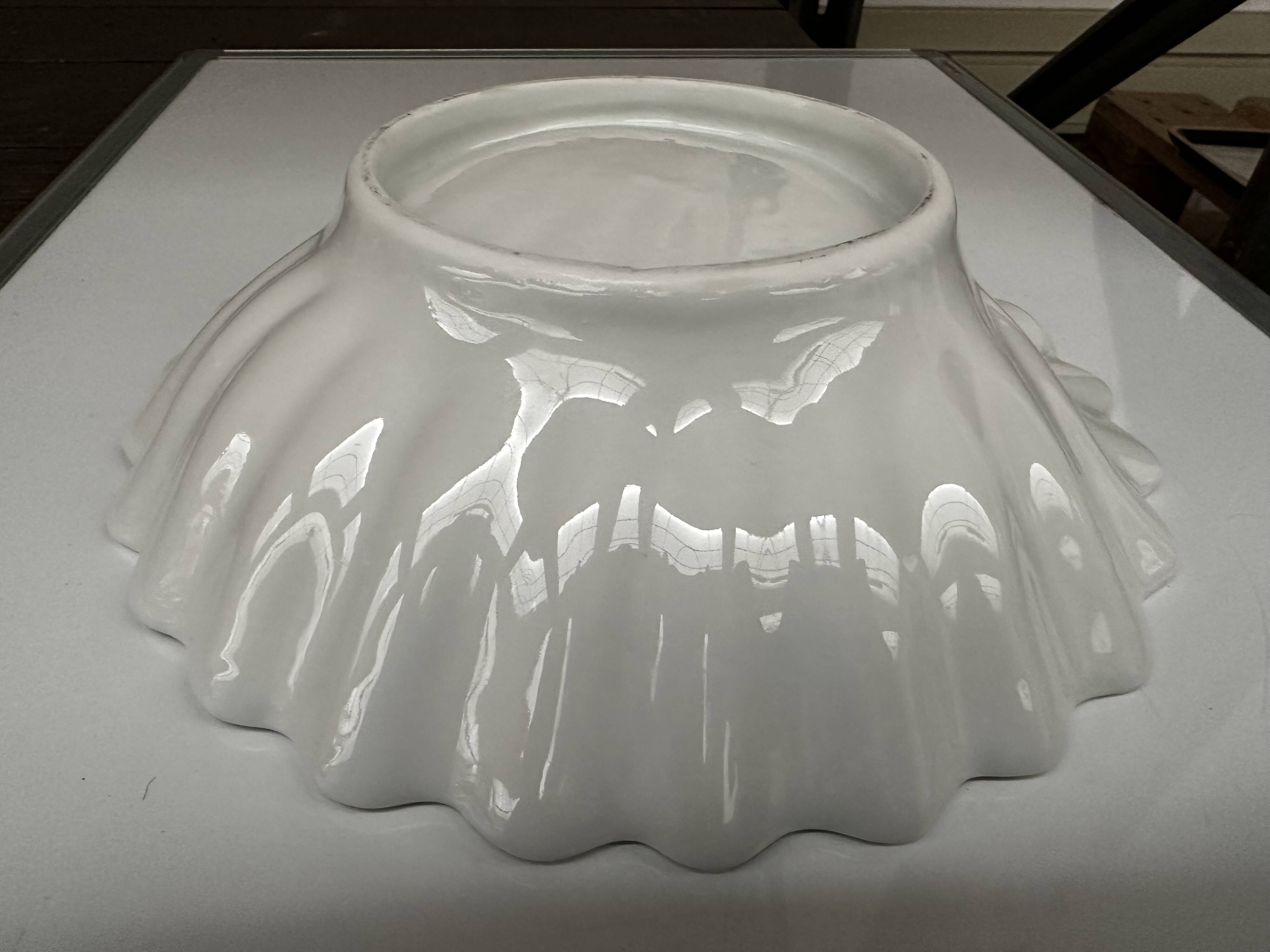 Vintage shell-shaped white earthenware dish d 27 cm / h 7 cm