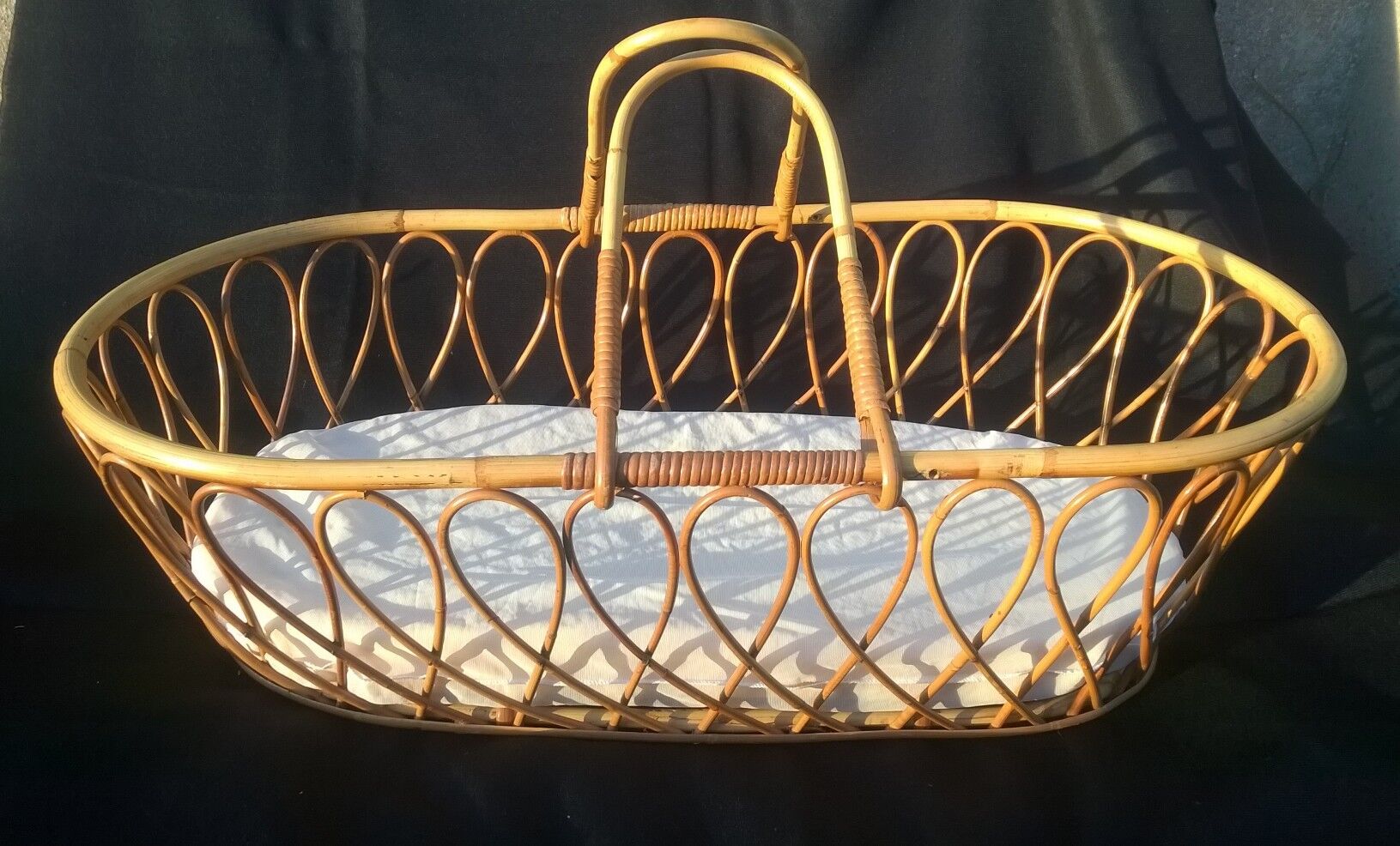 Vintage rattan couffin