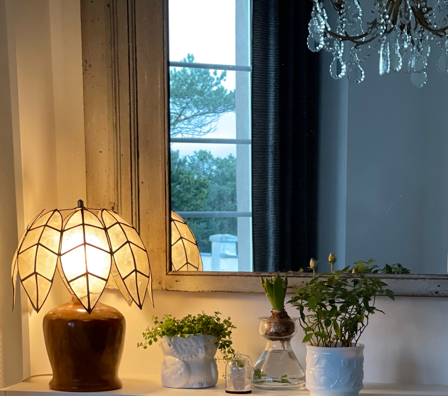 Mother-of-pearl and olive wood lamp