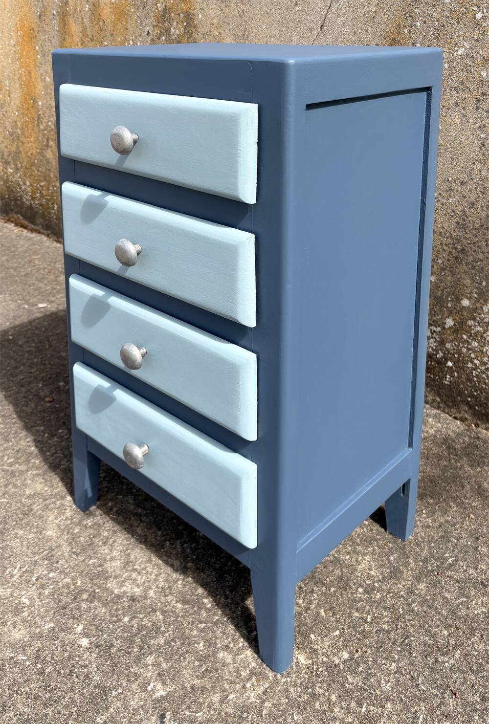Commode vintage 4 tiroirs bleu pastel – esprit bord de mer chic & joyeux