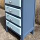 Commode vintage 4 tiroirs bleu pastel – esprit bord de mer chic & joyeux