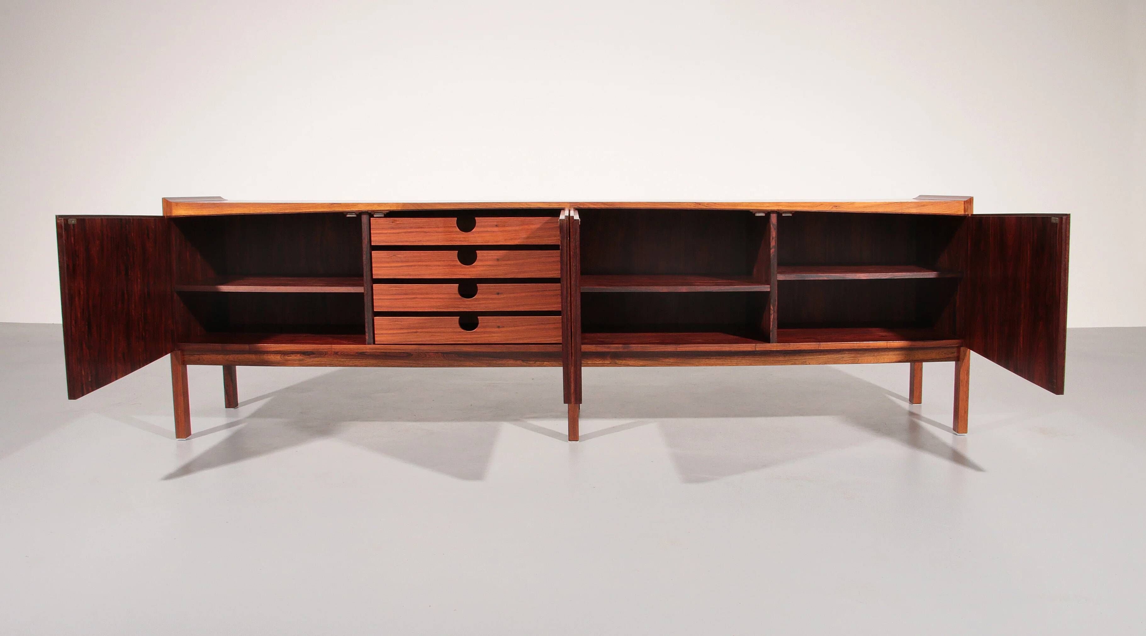 Buffet en bois Arne Hovmand Olsen pour Mogens Kold, Danemark, vers 1960.