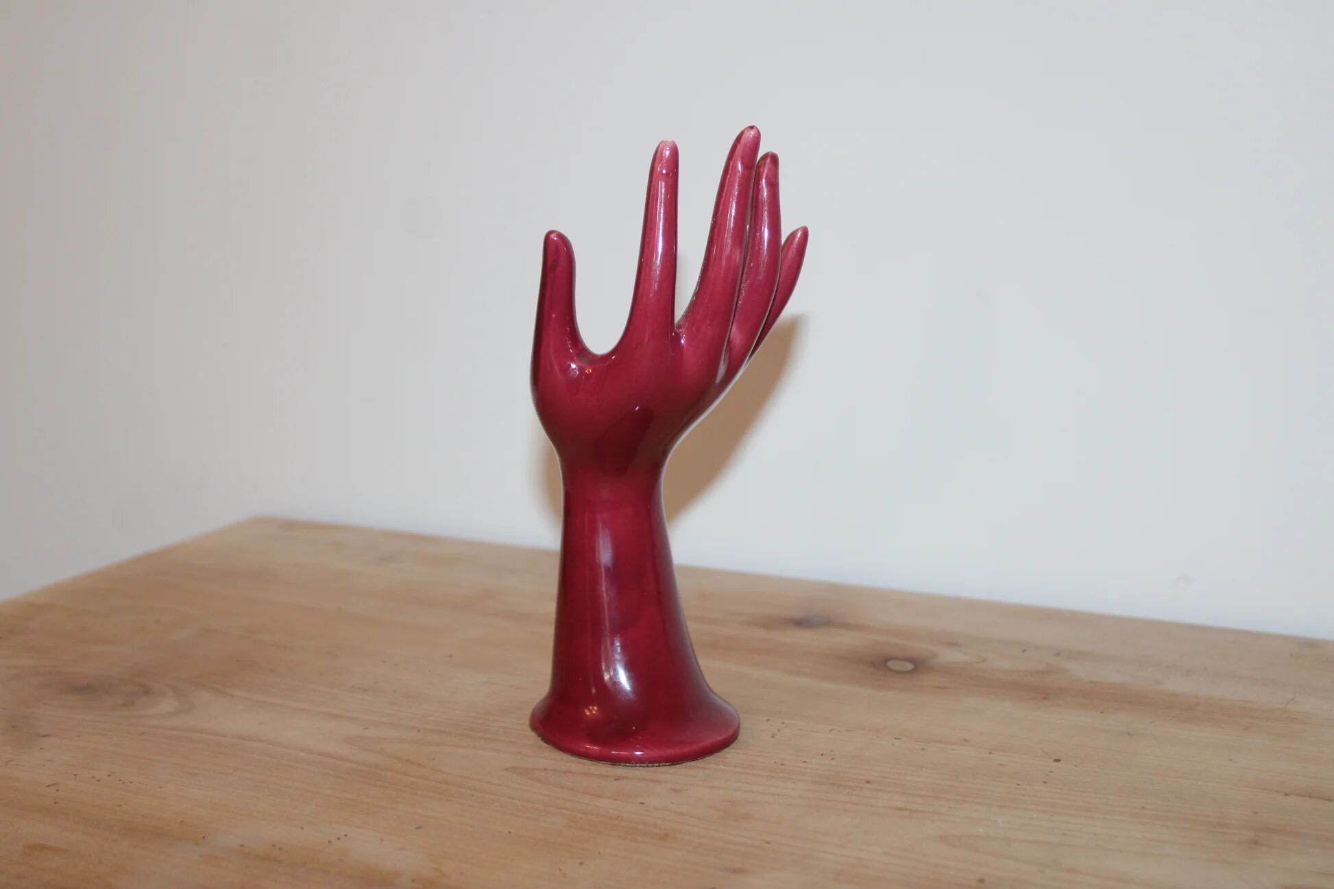 Main soliflore vintage en céramique rouge framboise