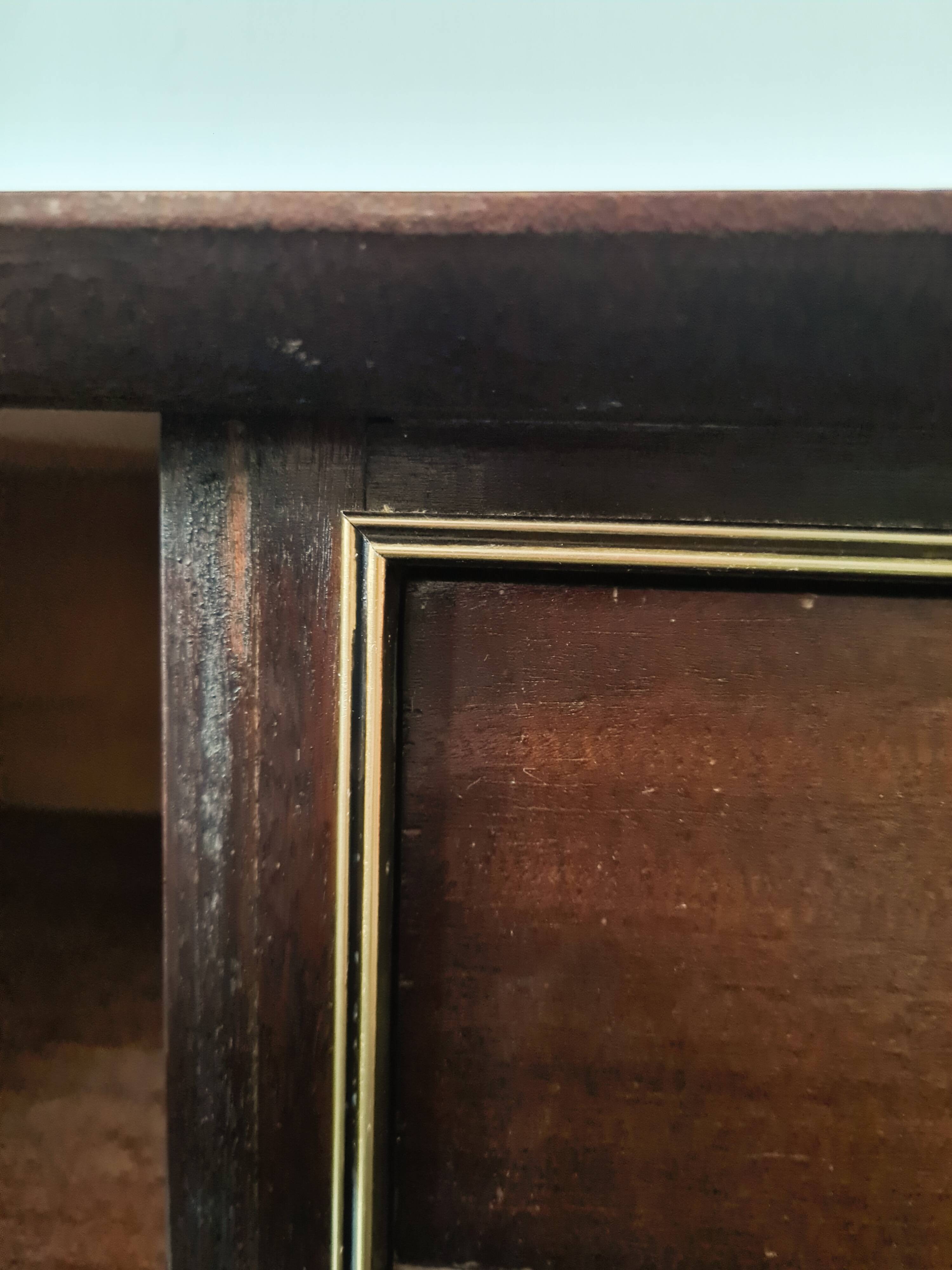 Enfilade en bois foncé et finitions laiton pieds compas