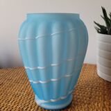 Vase en opaline bleu et blanc