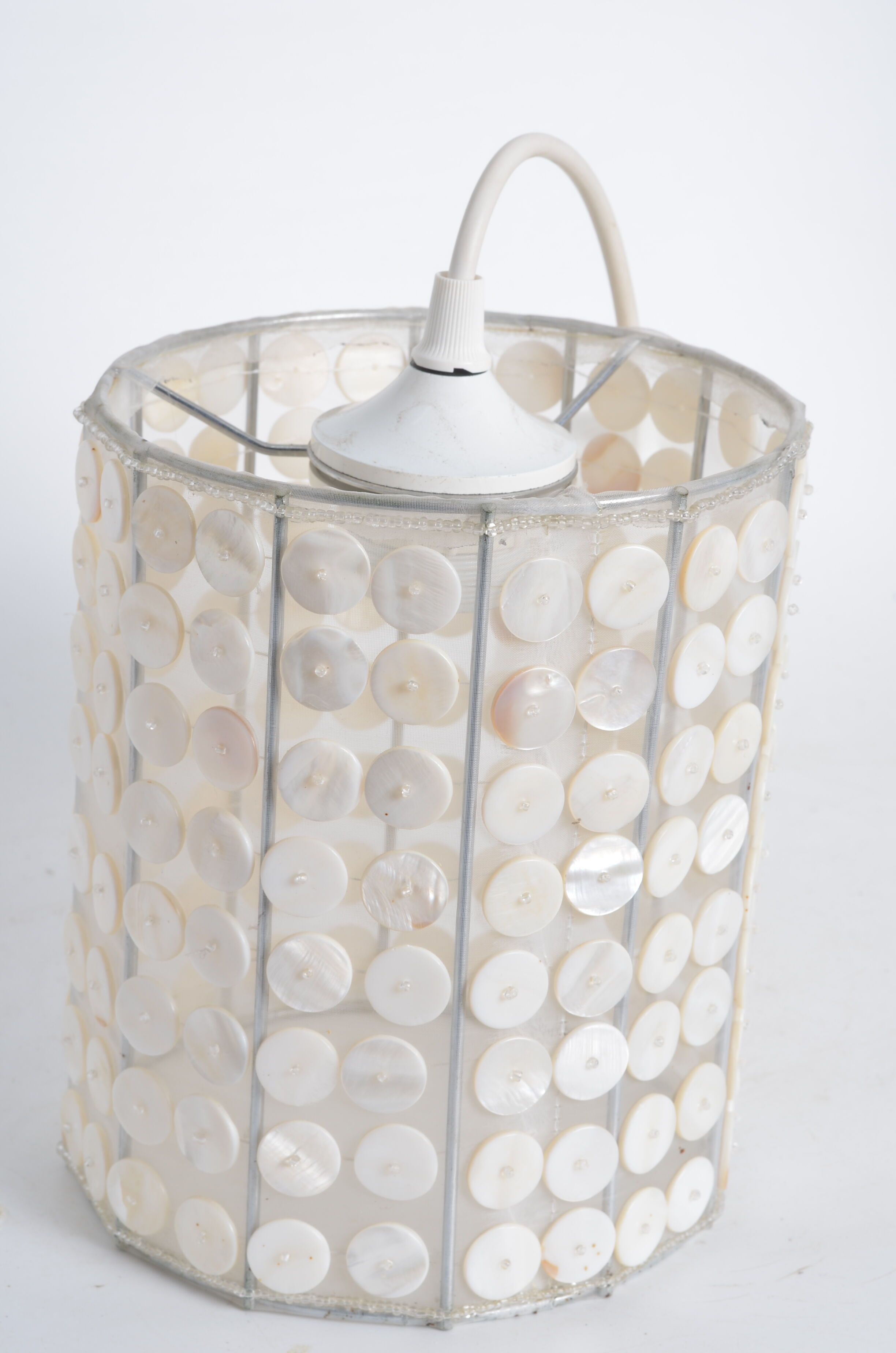 Suspension in mother-of-pearl buttons