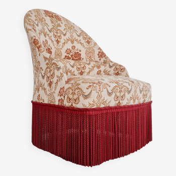 Fauteuil crapaud beige motifs floraux à franges rouges