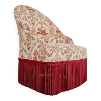 Fauteuil crapaud beige motifs floraux à franges rouges