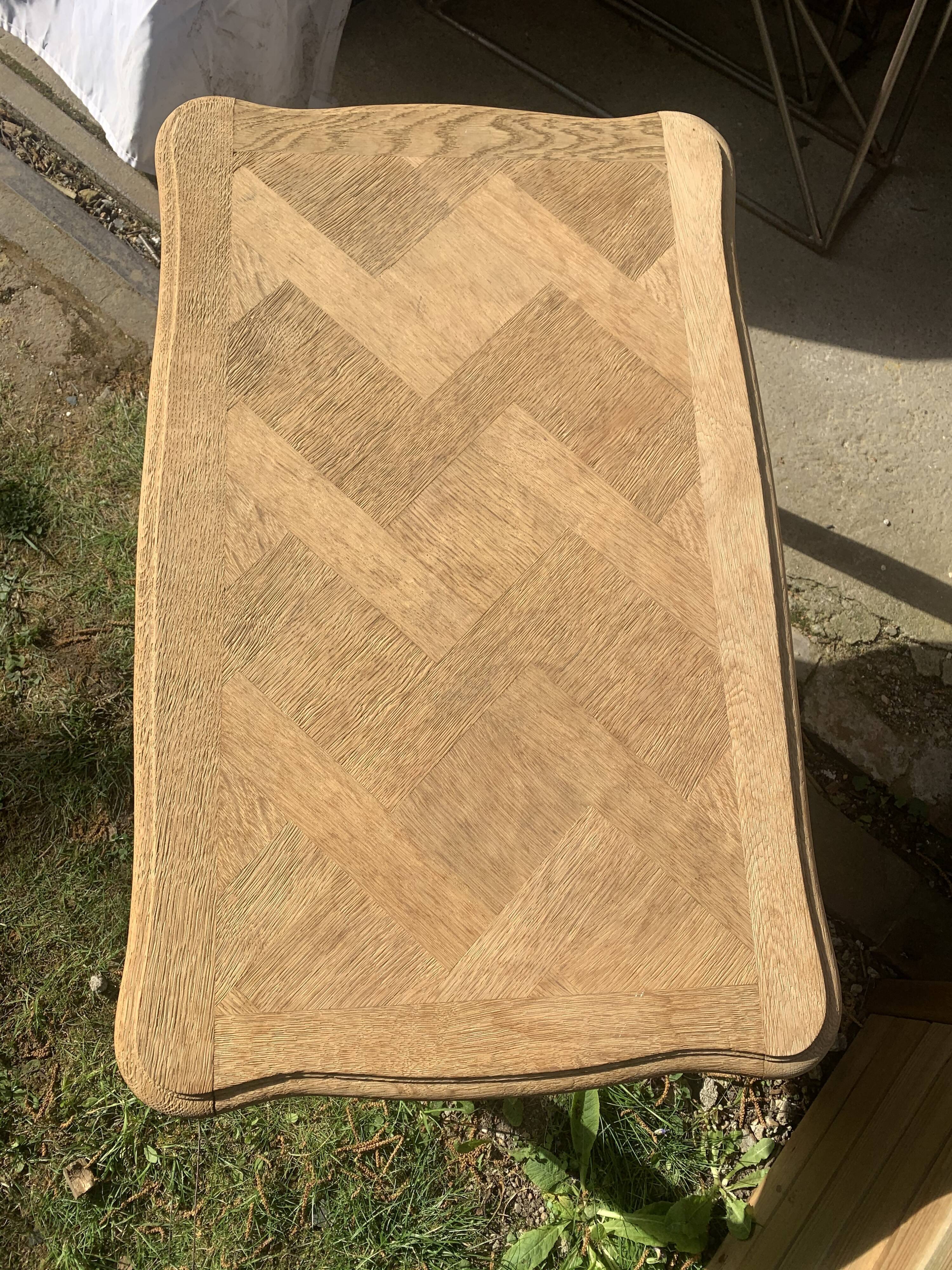 Table basse style Louis XV bois brut