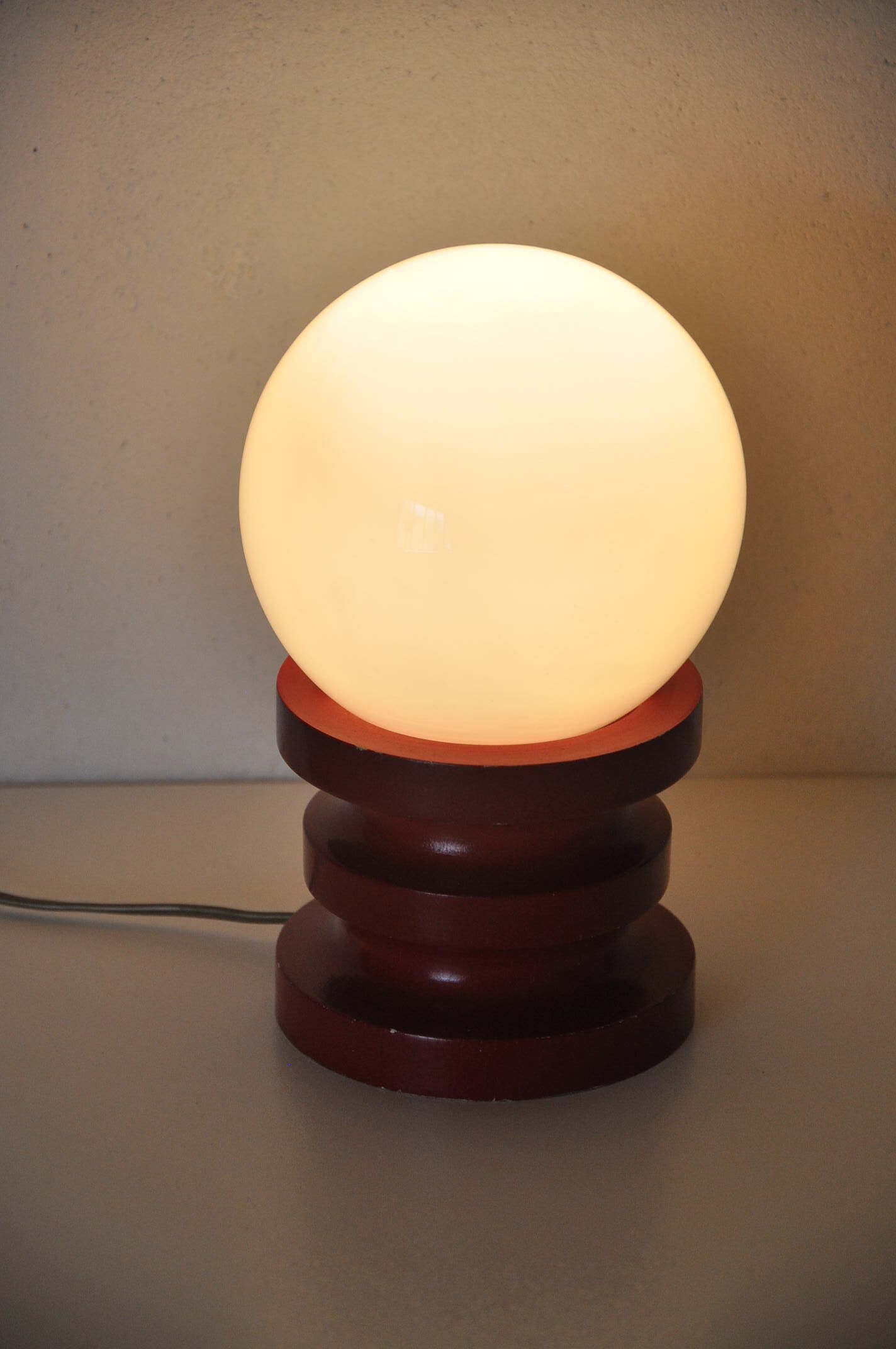 Lampe bois laqué et opaline vintage