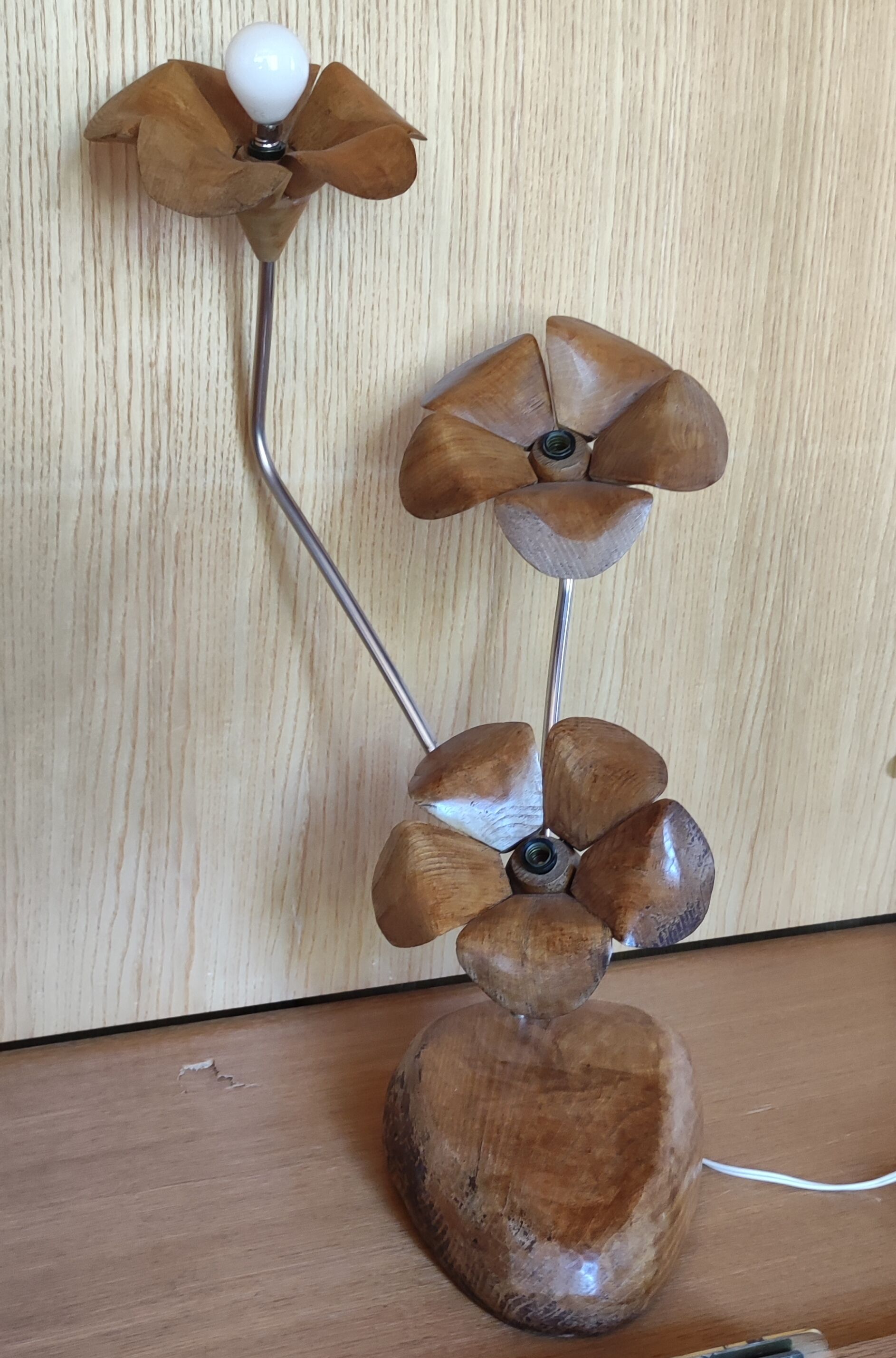 Floral lamp design in wood