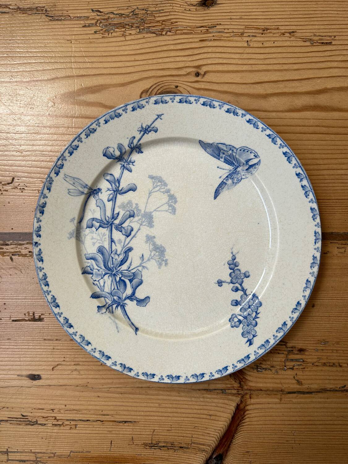 Assiette plate ancienne Terre de Fer « Carmen »