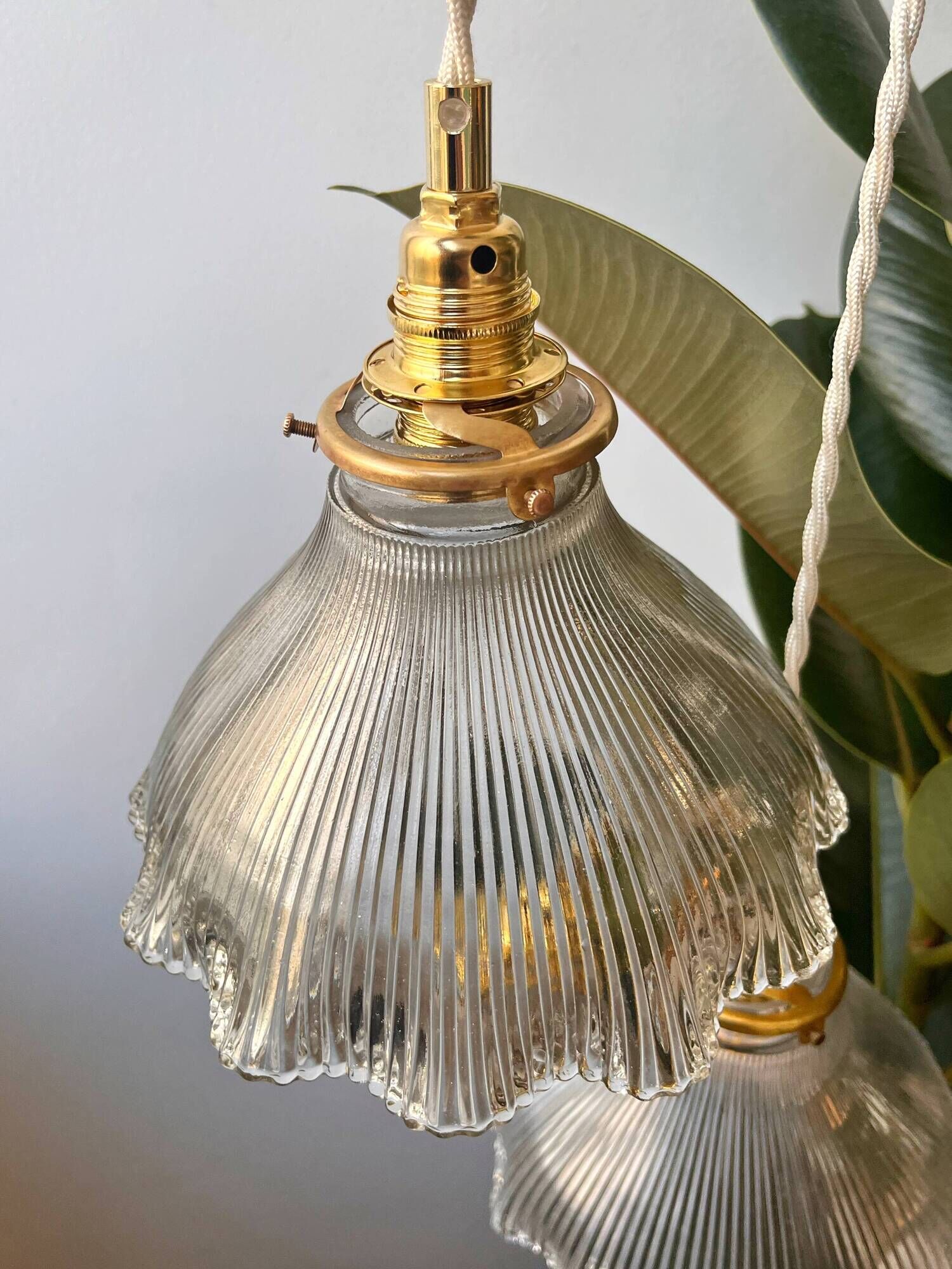 Suspension en verre holophane vintage - 2 disponibles