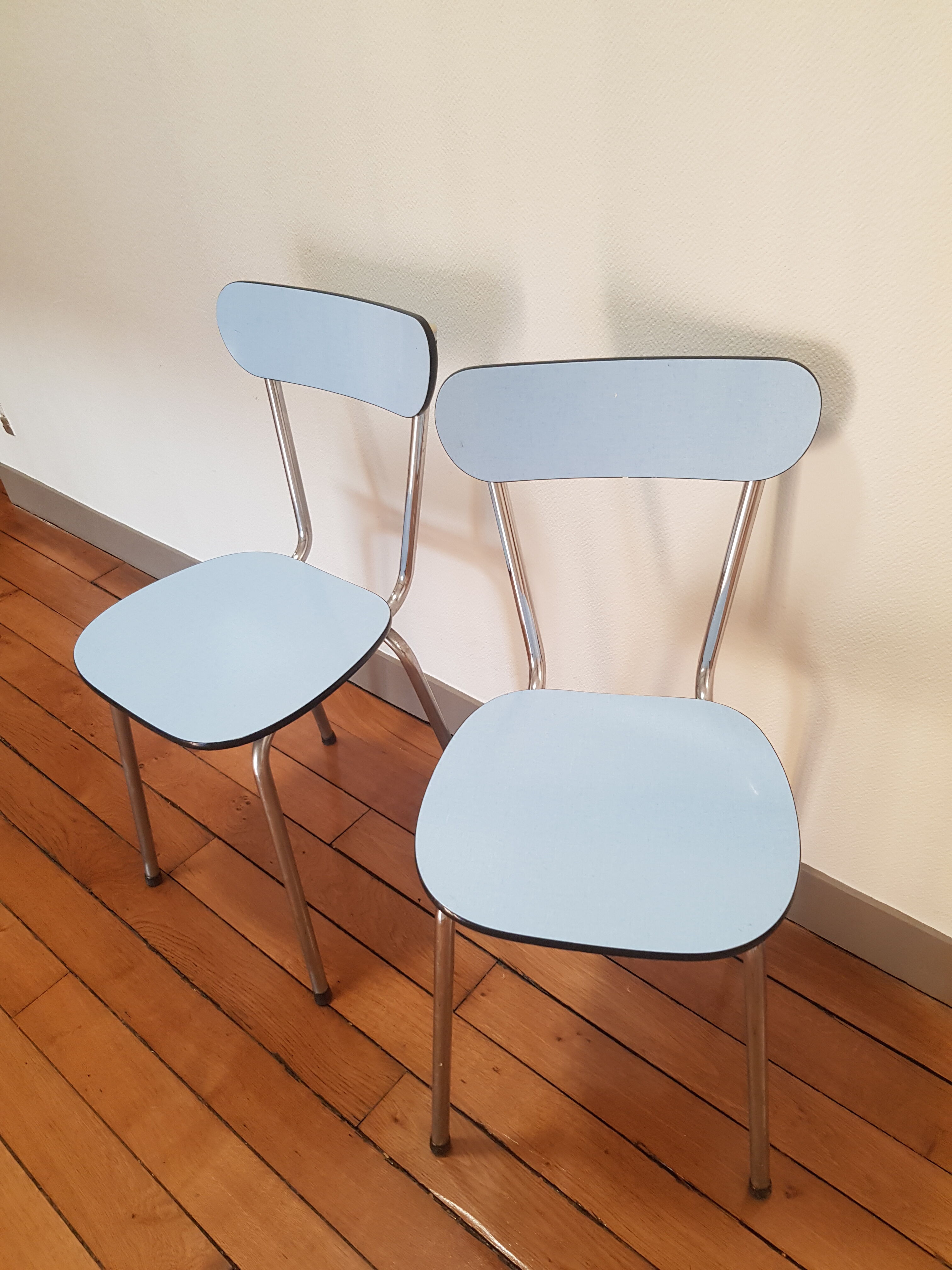Lot of 2 Chairs in formica