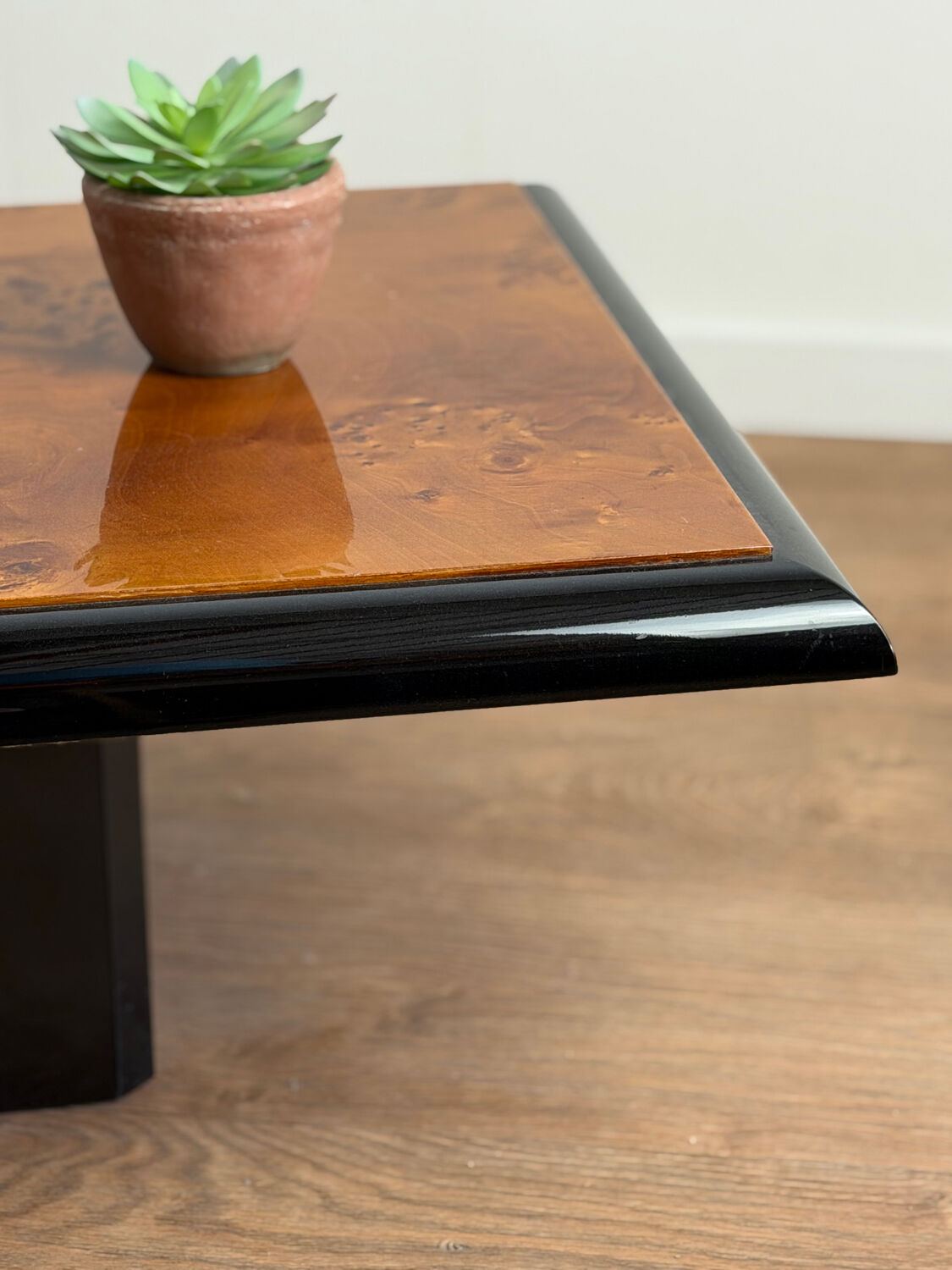 Vintage coffee table – wood burl and black lacquer, in the style of Ma.