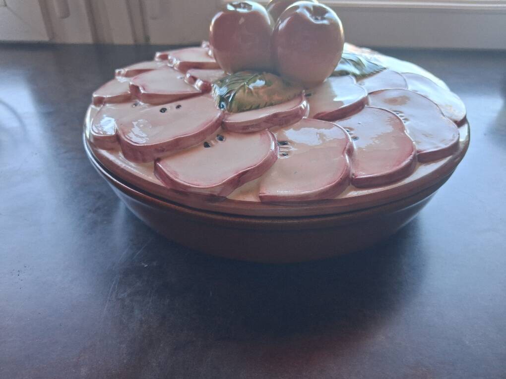 Pie dish / Tatin with a trompe-l'œil lid in slipware – Apple decoration