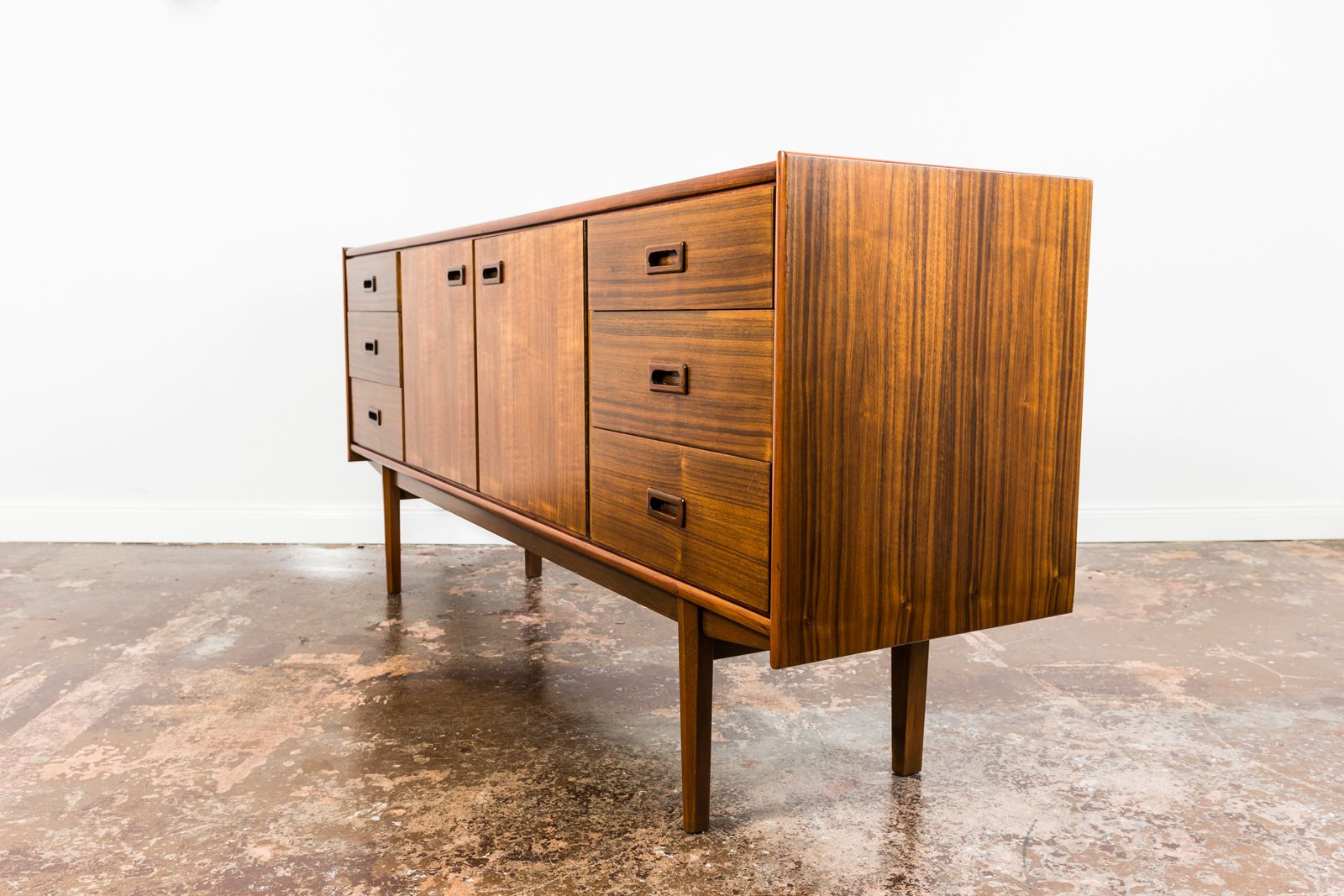 Buffet en noyer restauré de l'usine de meubles Bydgoskie, années 1960