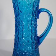 Pichet d'eau ou de jus en verre bleu du milieu du XXe siècle