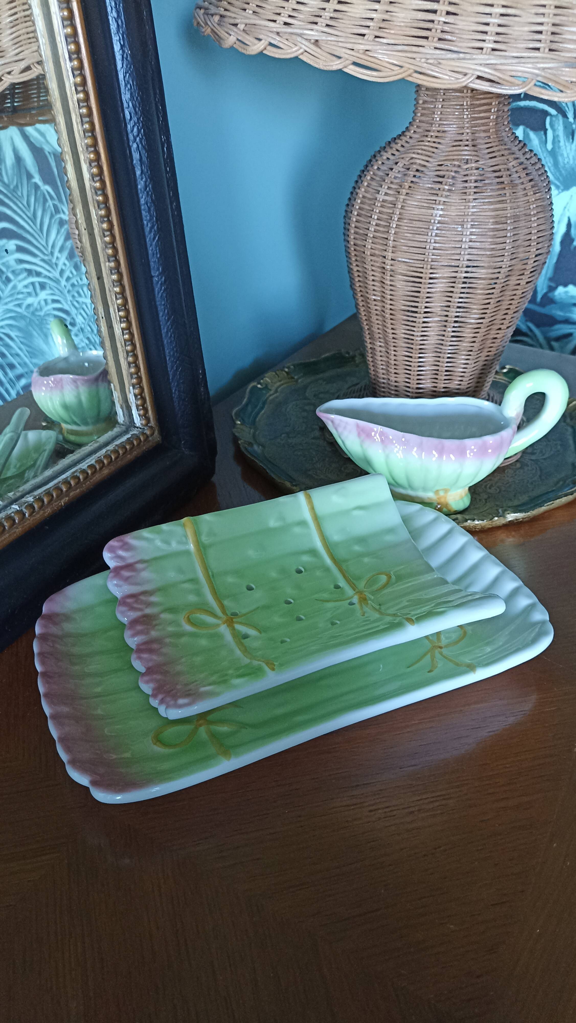 Double asparagus dish, slush sauce boat