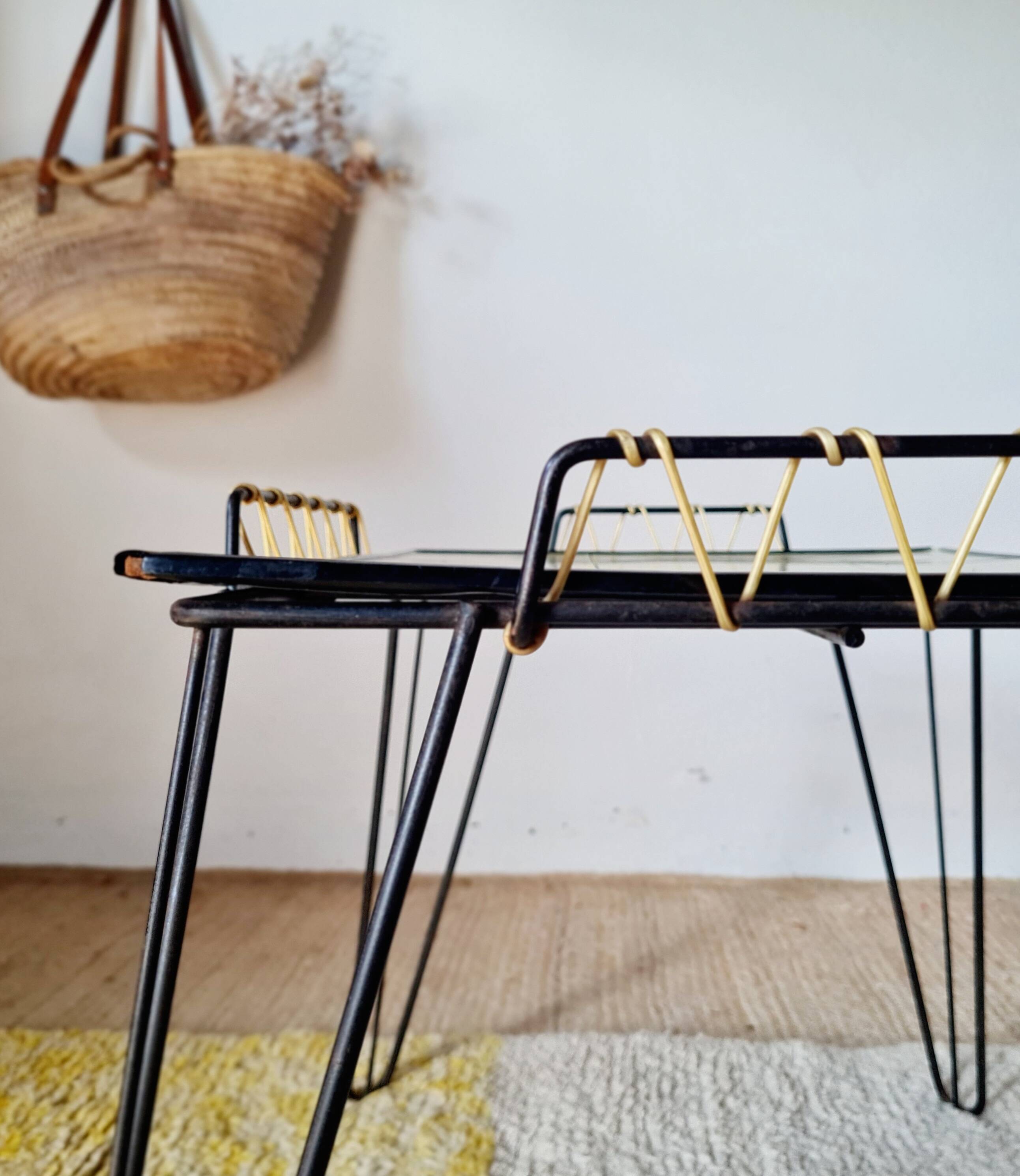 Table basse d'appoint en métal noir et scoubidou, années 50