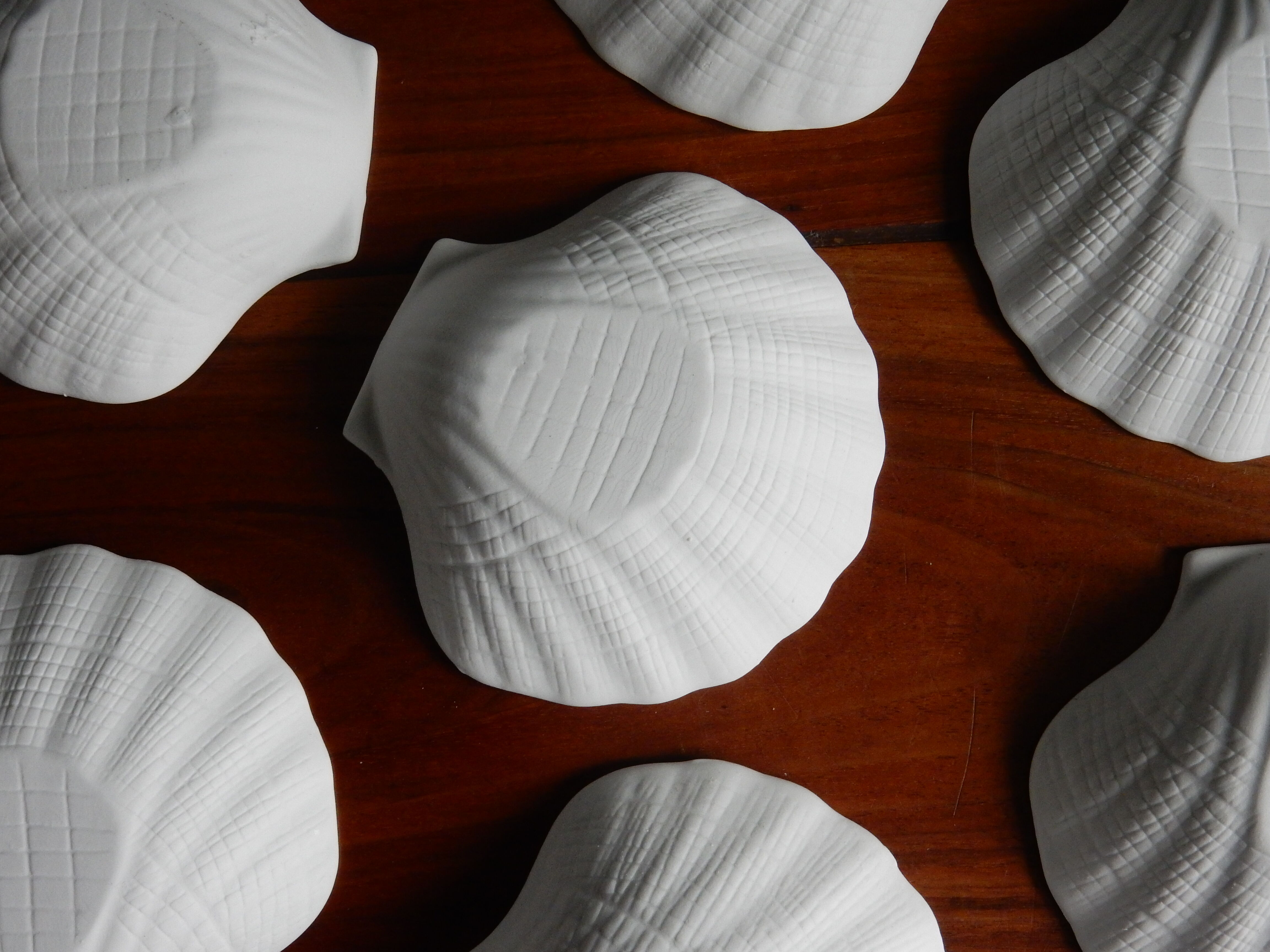 12 coquilles Saint Jacques porcelaine biscuit