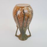 Vase en céramique en forme d'amphore antique