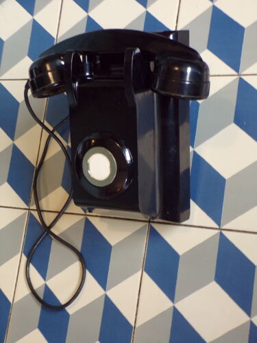 Téléphone mural en bakélite