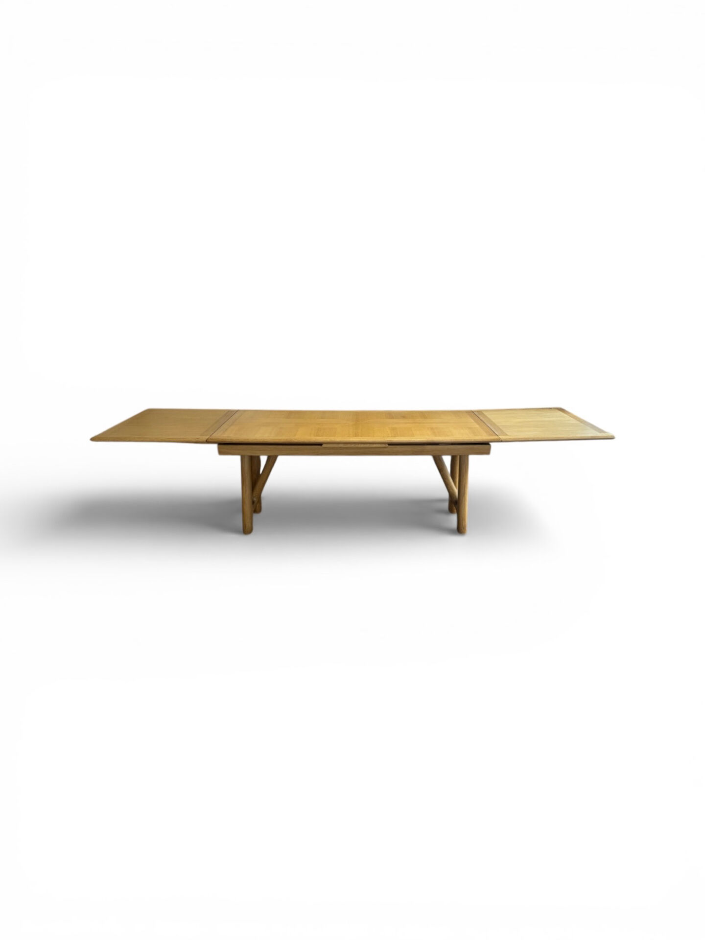 Table à rallonges en chêne par Guillerme & Chambron édition Votre Mais