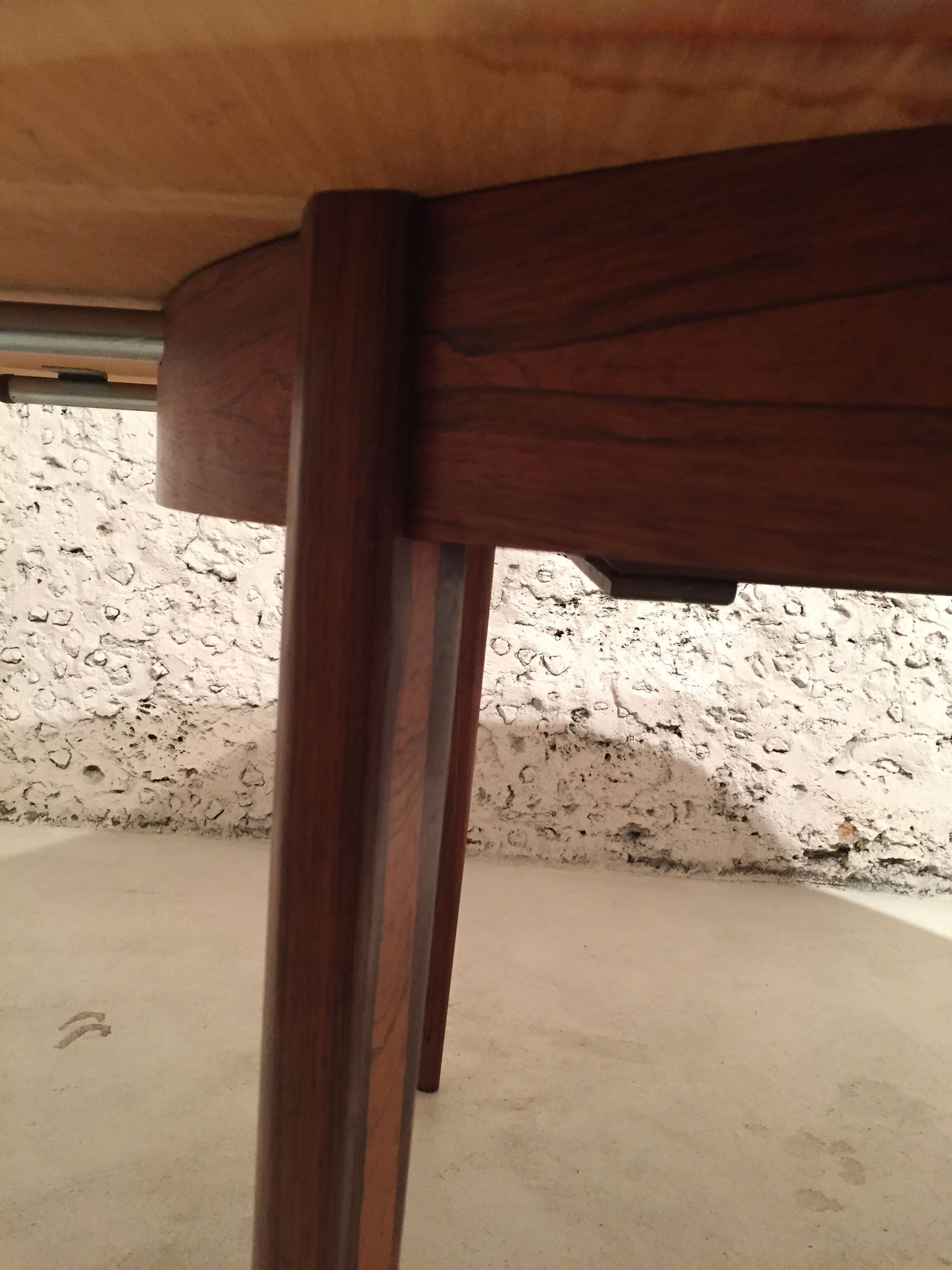 Scandinavian round table in rosewood veneer