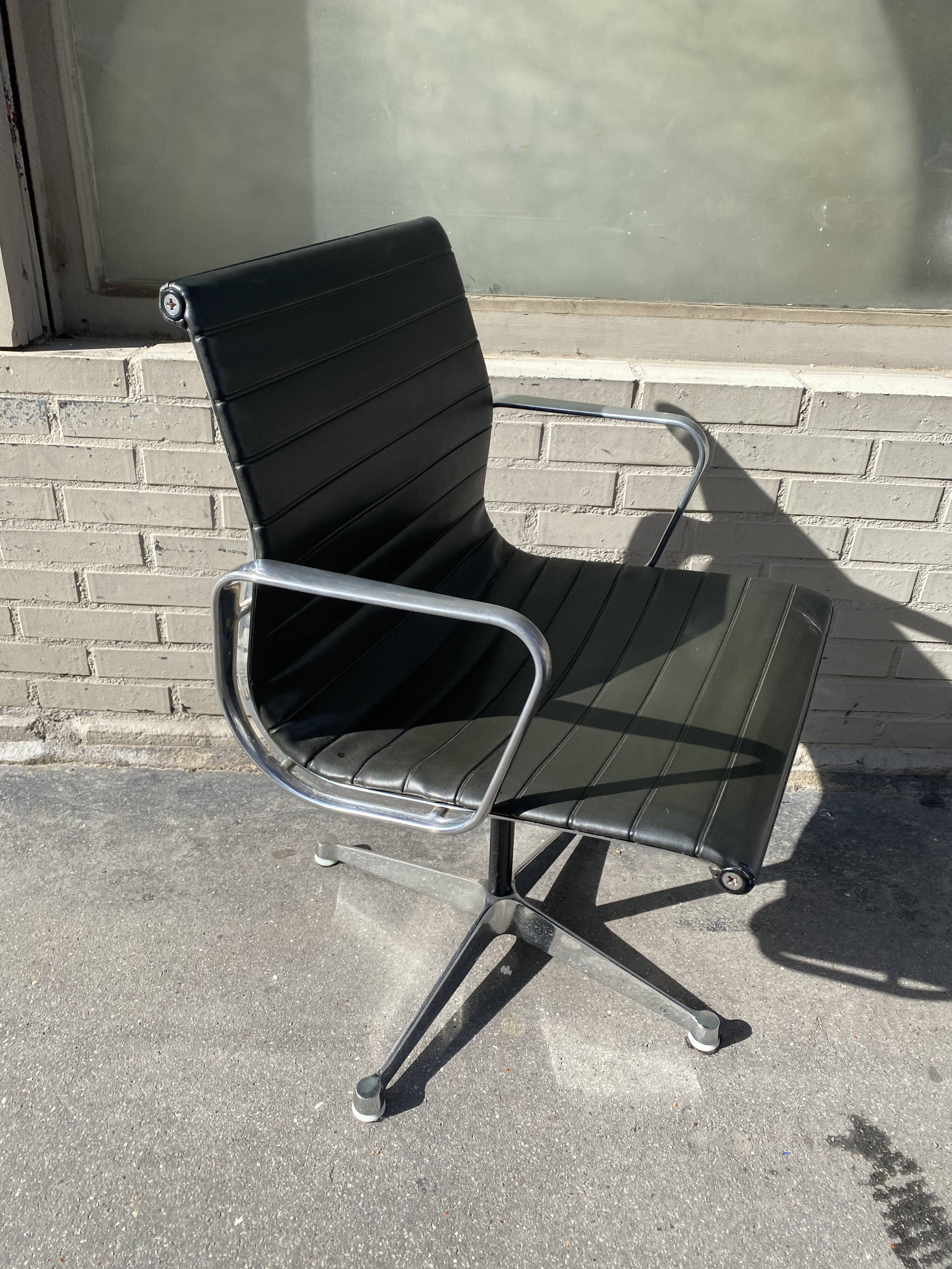 Armchair EA108 Charles and Ray Eames Edition Herman miller