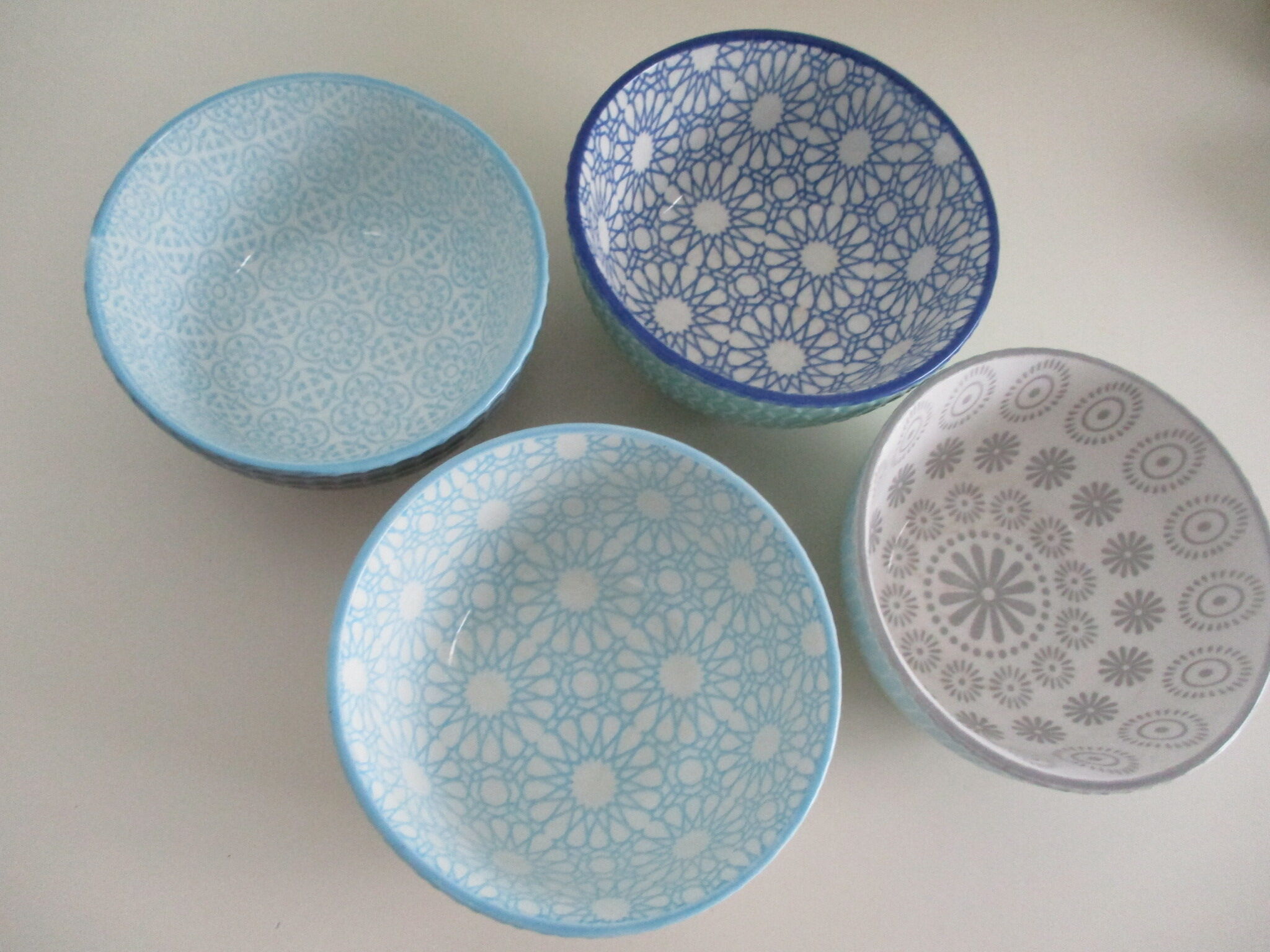 Set of 8 ceramic bowls