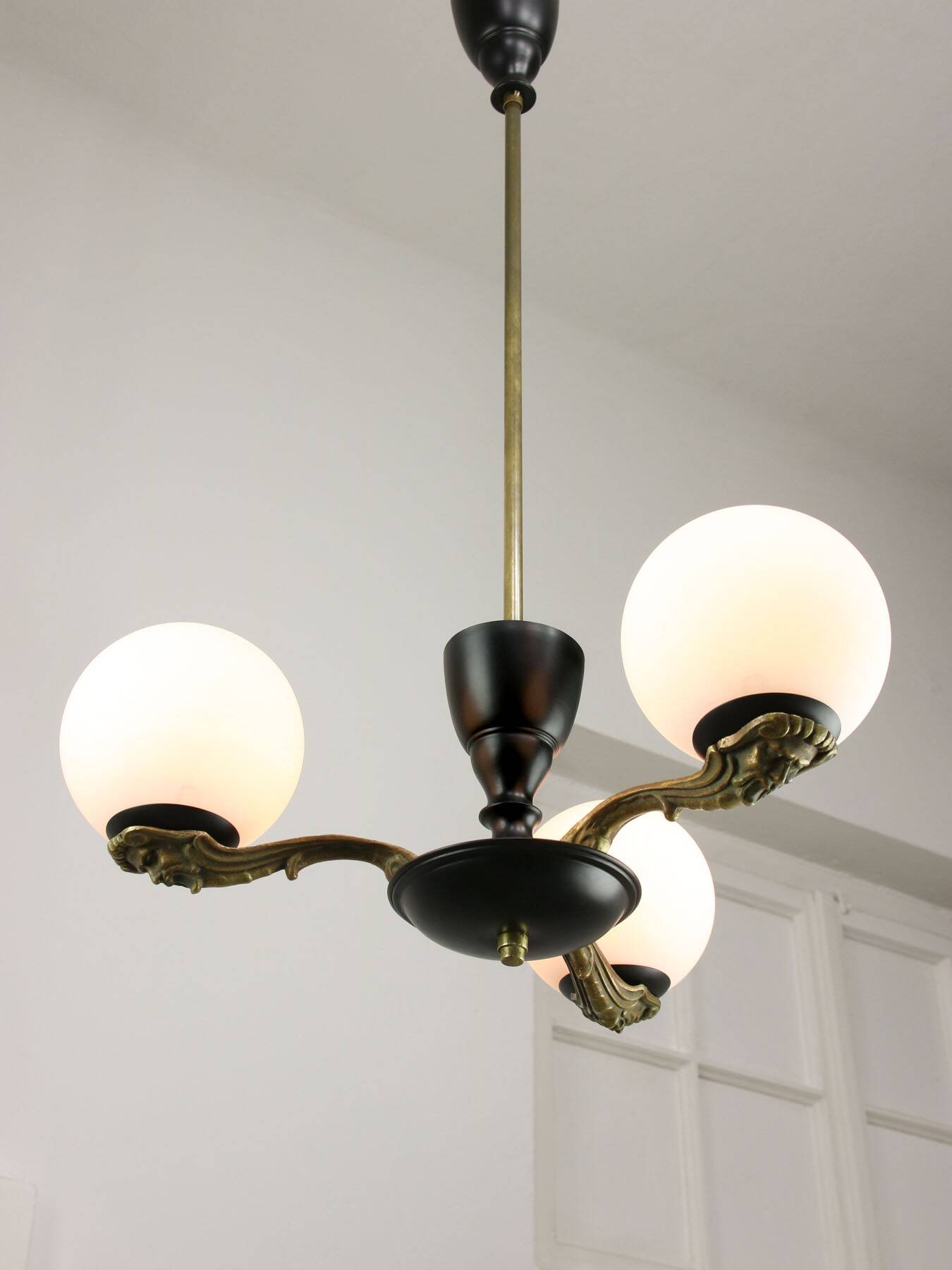 Lustre Art Déco en laiton et opaline, 1930