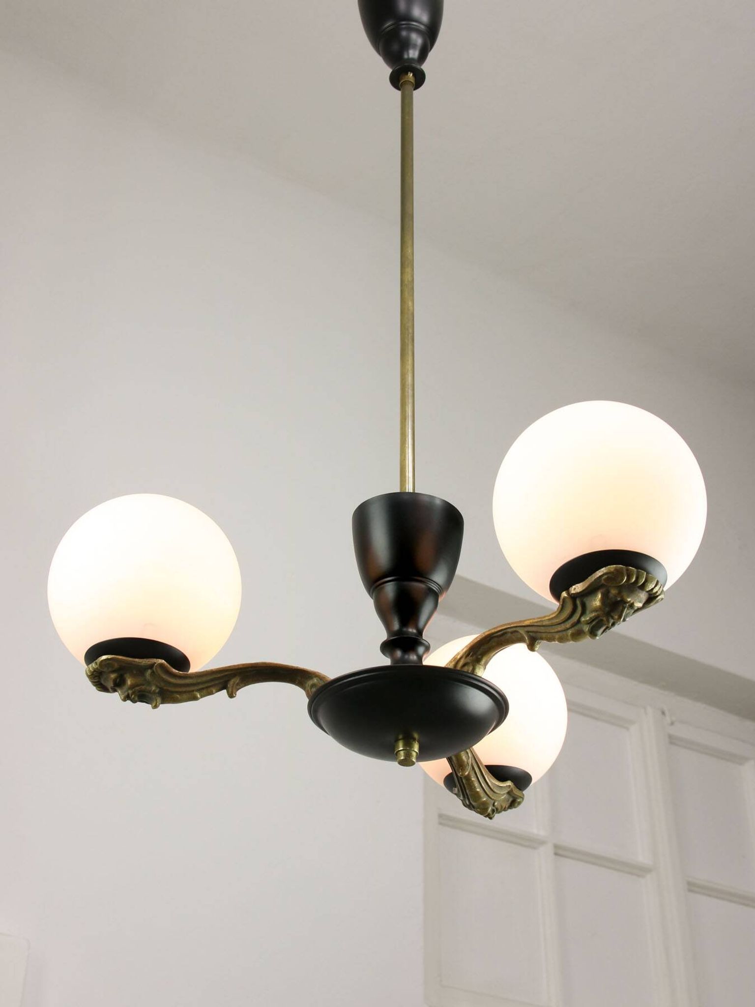 Lustre Art Déco en laiton et opaline, 1930