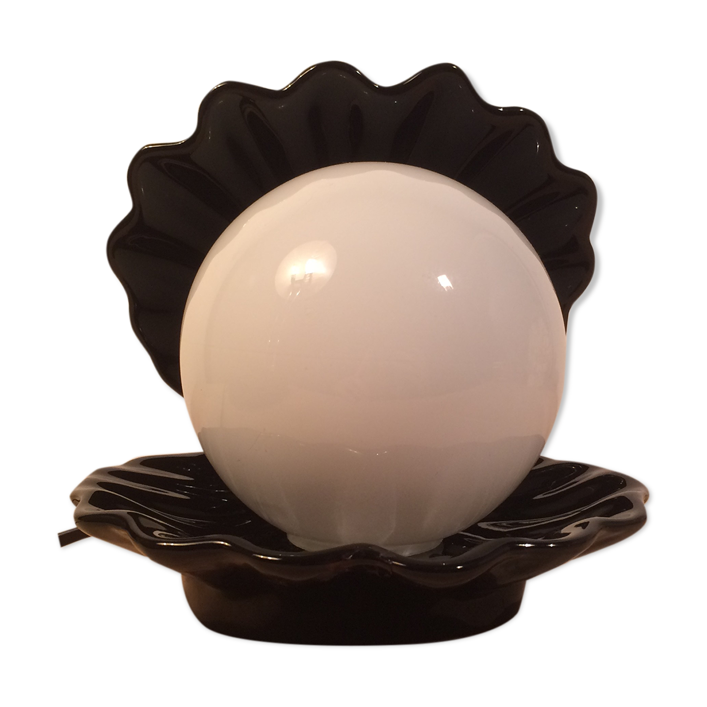 Black ceramic shell lamp and opaline pearl