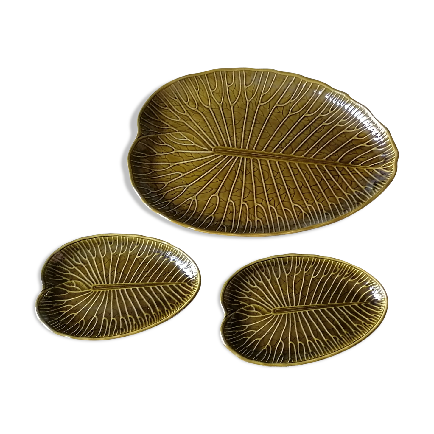 Trio of enamelled ceramic dishes, Gien, water lily leaf shape, vintage 60s