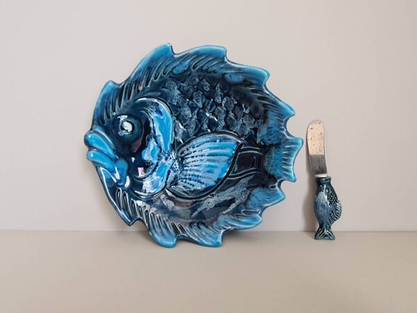 Beurrier en céramique bleue à décor de poisson et son couteau signés Vallauris, 1960
