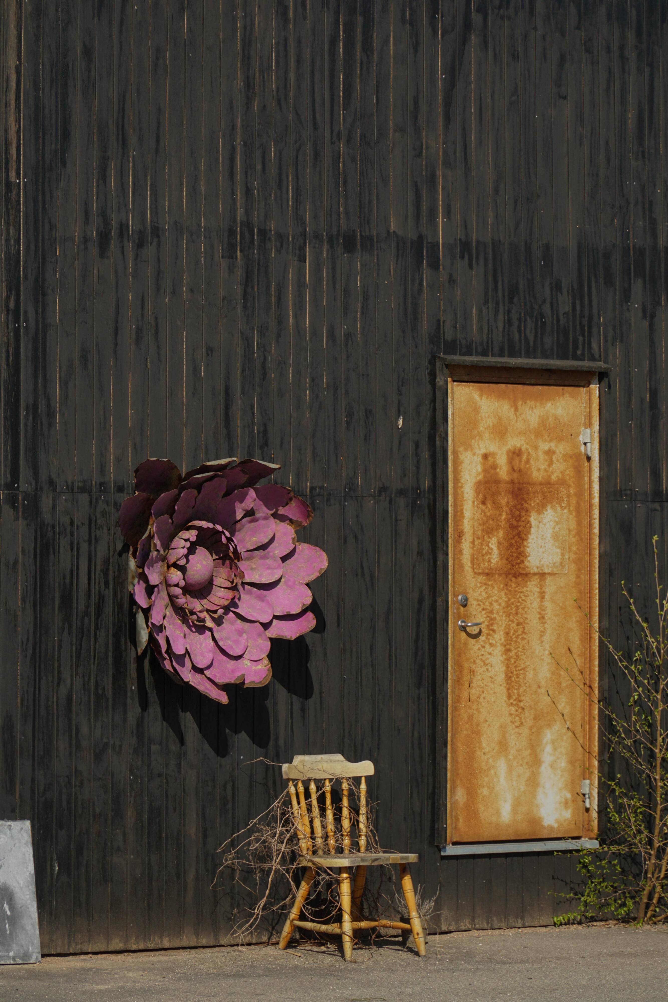 Large sculptural wall decoration of flowers in metal, Belgium, mid-20th century, 1960s.