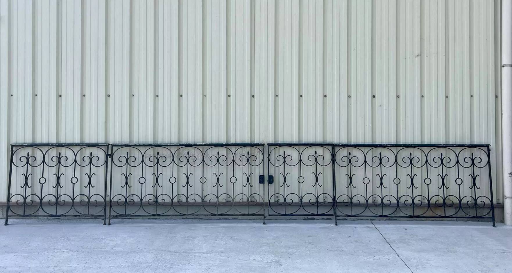 Grille de jardin et portillon en fer forgé des années 1950 - 5m20